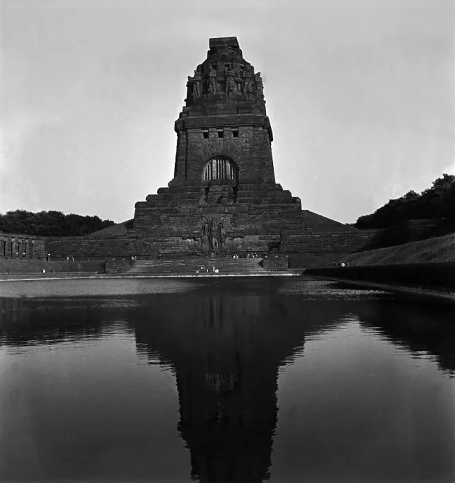 Impresión enmarcada : Leipzig. El Monumento a la Batalla de las Naciones con el lago de Mil Lágrimas en Leipzigo Impresión enmarcada : Leipzig. El Monumento a la Batalla de las Naciones con el lago de Mil Lágrimas en Leipzigo