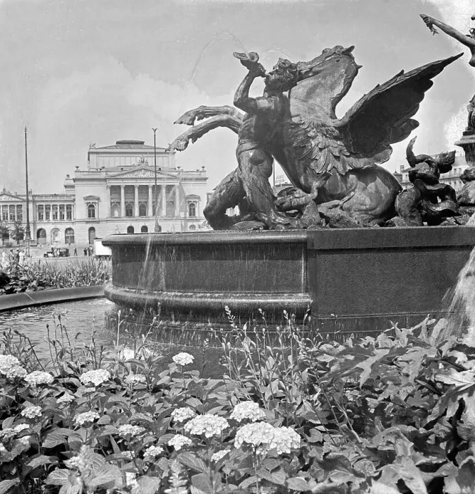 Stampa con cornice : Leipzig. Fontana all'opera a Leipzigo davanti alla vecchia opéra tedesca anni '30 Stampa con cornice : Leipzig. Fontana all'opera a Leipzigo davanti alla vecchia opéra tedesca anni '30