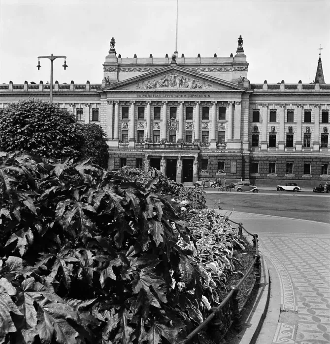 Stampa con cornice : Leipzig. L'edificio dell'università a Lipsia, Germania negli anni '30 Stampa con cornice : Leipzig. L'edificio dell'università a Lipsia, Germania negli anni '30