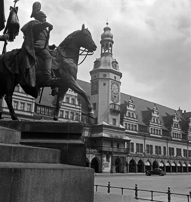 Framed Print : Leipzig. Das alte Rathaus in Leipzig mit einer Figurengruppe mit Kaiser Wilhelm I Framed Print : Leipzig. Das alte Rathaus in Leipzig mit einer Figurengruppe mit Kaiser Wilhelm I