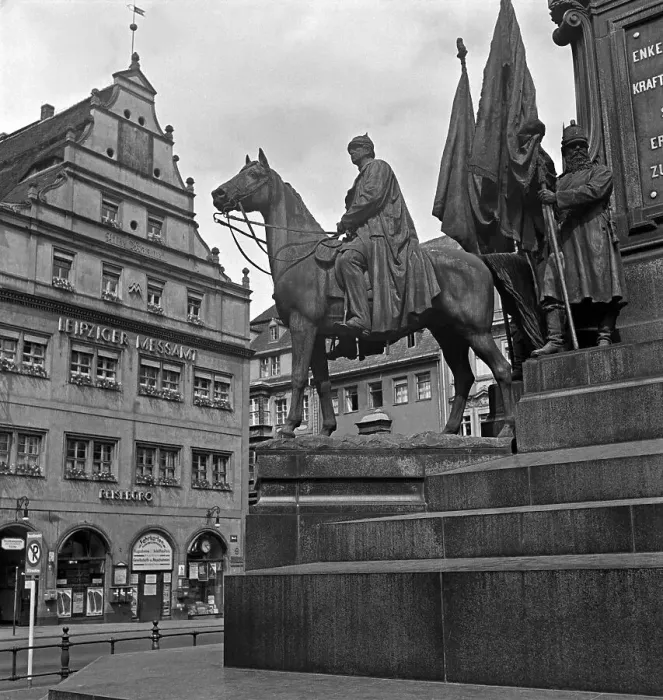 Gerahmter Druck : Graf von Moltke am Siegesdenkmal in Leipzig, Deutschland, 1930er Jahre.