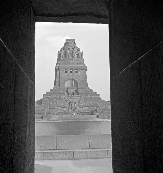 Stampa con cornice : Leipzig. Blick auf das Völkerschlachtdenkmal und den vorgelagerten See Stampa con cornice : Leipzig. Blick auf das Völkerschlachtdenkmal und den vorgelagerten See