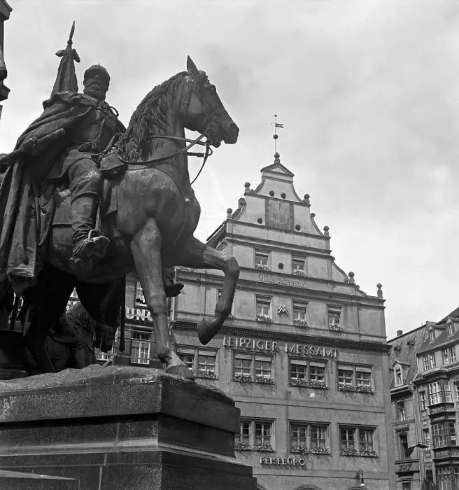 Framed Print : Leipzig. Skulptur Kaiser Friedrich III. am Siegesdenkmal beim alten Rathaus in Leipzig Framed Print : Leipzig. Skulptur Kaiser Friedrich III. am Siegesdenkmal beim alten Rathaus in Leipzig