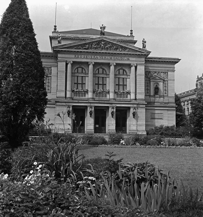Framed Print : Leipzig. Das Gewandhaus im Musikviertel in Leipzig, Deutschland 1930er Jahre Framed Print : Leipzig. Das Gewandhaus im Musikviertel in Leipzig, Deutschland 1930er Jahre