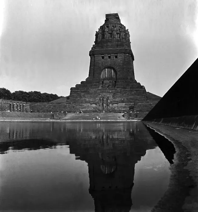 Gerahmter Druck : Leipzig. Das Völkerschlachtdenkmal in Leipzig mit dem See der Tausend Tränen Gerahmter Druck : Leipzig. Das Völkerschlachtdenkmal in Leipzig mit dem See der Tausend Tränen