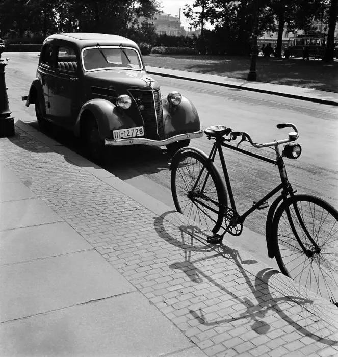 Gerahmter Druck : Leipzig. Ein Fahrrad und ein Auto parken auf dem Bürgersteig in Leipzig Gerahmter Druck : Leipzig. Ein Fahrrad und ein Auto parken auf dem Bürgersteig in Leipzig