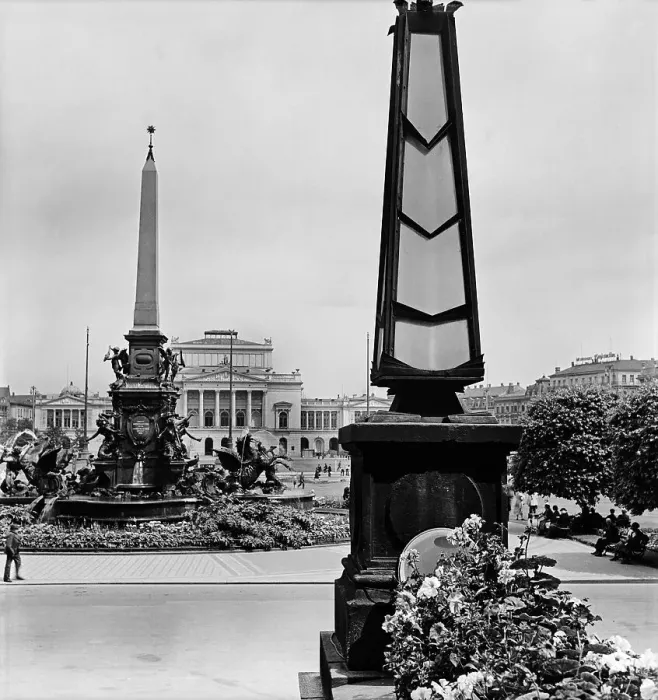 Framed Print : Leipzig. Der Platz vor der Oper in Leipzig, Deutschland 1930er Jahre Framed Print : Leipzig. Der Platz vor der Oper in Leipzig, Deutschland 1930er Jahre