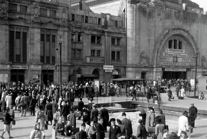 Impresión enmarcada : Multitud en la estación de tren de Leipzig, Alemania, 1948. Impresión enmarcada : Multitud en la estación de tren de Leipzig, Alemania, 1948.