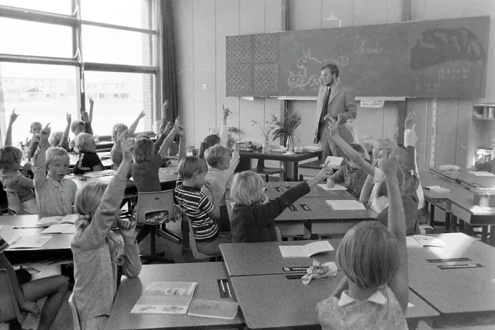 Stampa con cornice : Lelystad. Bambini durante l'insegnamento di una scuola materna a Lelystad Stampa con cornice : Lelystad. Bambini durante l'insegnamento di una scuola materna a Lelystad