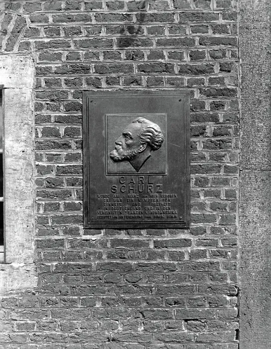 Framed Print : Liblar. Gedenkplakette am Geburtshaus von Carl Schurz in Liblar bei Erftstadt Framed Print : Liblar. Gedenkplakette am Geburtshaus von Carl Schurz in Liblar bei Erftstadt