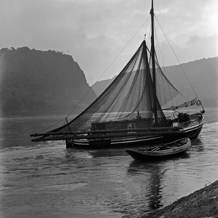 Stampa con cornice : Loreley. Un barca peschereccia sul fiume Reno vicino alla rocca di Lorelei Stampa con cornice : Loreley. Un barca peschereccia sul fiume Reno vicino alla rocca di Lorelei