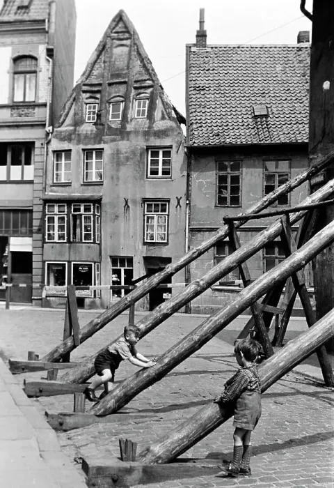 Impresión enmarcada : Refugio improvisado para casas dañadas sirviendo como área de juego infantil, 1953. Impresión enmarcada : Refugio improvisado para casas dañadas sirviendo como área de juego infantil, 1953.