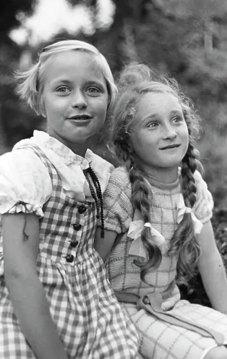 Impression encadrée : Deux Filles en Jardin, Allemagne 1939. Impression encadrée : Deux Filles en Jardin, Allemagne 1939.