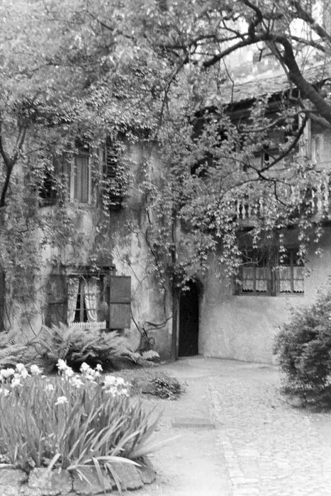 Framed Print : Haus. Malerischer Eingangsbereich eines Hauses, Deutschland 1930er Jahre Framed Print : Haus. Malerischer Eingangsbereich eines Hauses, Deutschland 1930er Jahre