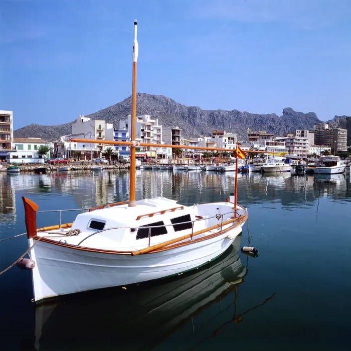 Stampa con cornice : Mallorca. Un veliero nel porto di Pollenca (Pollença) a Maiorca, Spagna circa il 1985 Stampa con cornice : Mallorca. Un veliero nel porto di Pollenca (Pollença) a Maiorca, Spagna circa il 1985