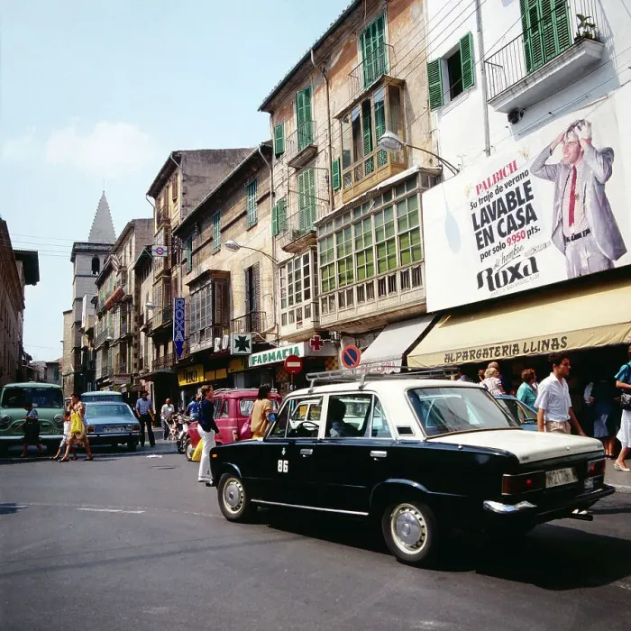Gerahmter Druck : Mallorca. Die Straßen Szene in Palma de Mallorca, Spanien um 1985 Gerahmter Druck : Mallorca. Die Straßen Szene in Palma de Mallorca, Spanien um 1985