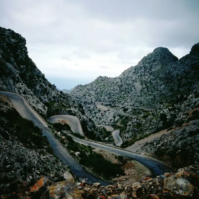 Stampa con cornice : Mallorca. Strada di passaggio al Puig de Massanella (1365 km) a Maiorca, Spagna nel 1985 Stampa con cornice : Mallorca. Strada di passaggio al Puig de Massanella (1365 km) a Maiorca, Spagna nel 1985