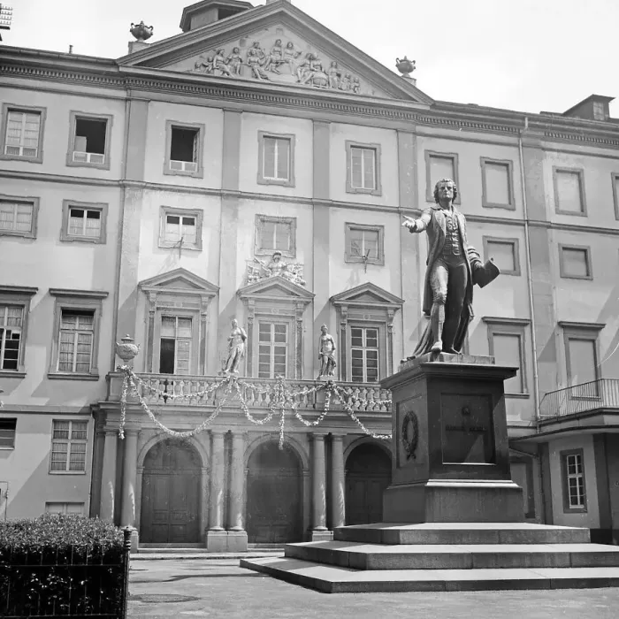 Gerahmter Druck : Mannheim. Schauspielhaus im Park am Neckar mit einem Denkmal für Friedrich Gerahmter Druck : Mannheim. Schauspielhaus im Park am Neckar mit einem Denkmal für Friedrich