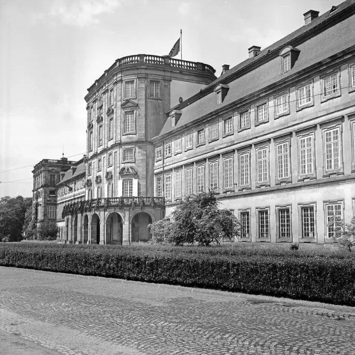 Impresión enmarcada : Mannheim. Frente del castillo de Mannheim en Alemania en los años treinta Impresión enmarcada : Mannheim. Frente del castillo de Mannheim en Alemania en los años treinta