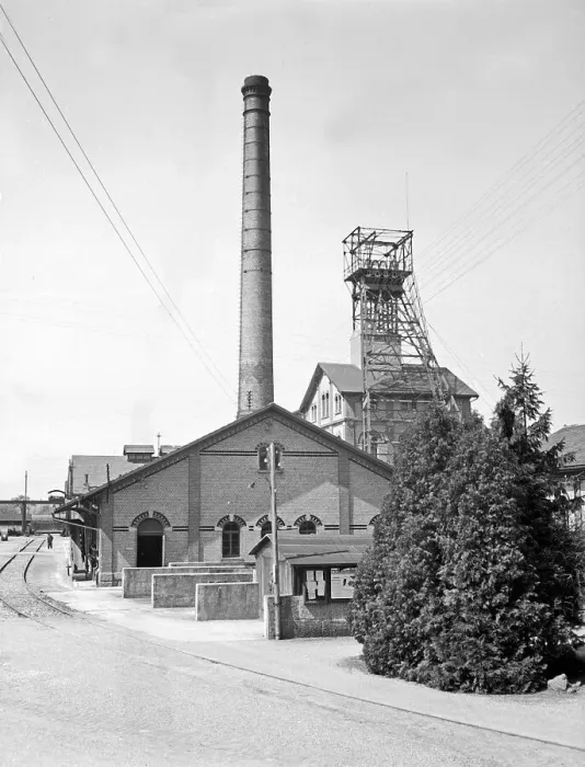 Framed Print : Mannheim. Kleiner Industriebahnanschluß mit Güterbahnhof und Schornstein in Mannheim Framed Print : Mannheim. Kleiner Industriebahnanschluß mit Güterbahnhof und Schornstein in Mannheim