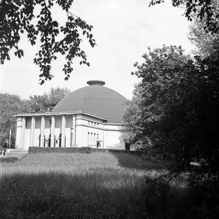 Impresión enmarcada : Mannheim. El planetaario inaugurado en el año 1927 en el parque público Impresión enmarcada : Mannheim. El planetaario inaugurado en el año 1927 en el parque público