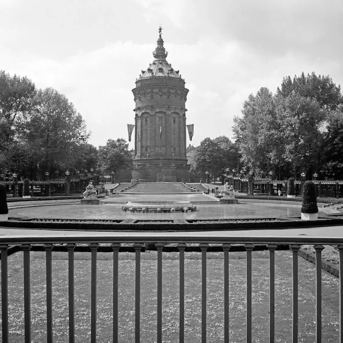 Framed Print : Mannheim. Der Wasserturm in Mannheim, Deutschland 1930er Jahre