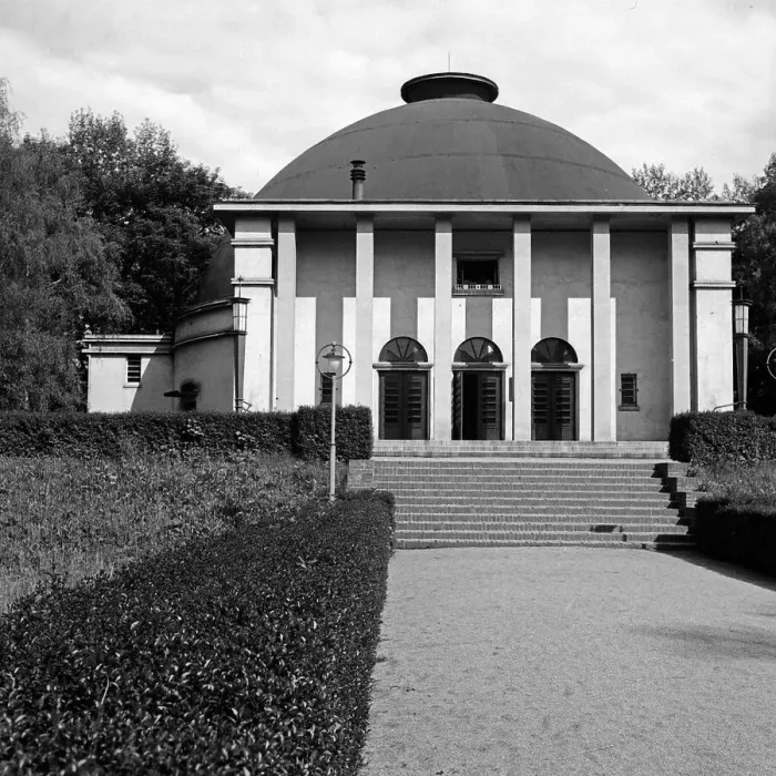Impresión enmarcada : Mannheim. El planetaario inaugurado en el año 1927 dentro del parque público Impresión enmarcada : Mannheim. El planetaario inaugurado en el año 1927 dentro del parque público
