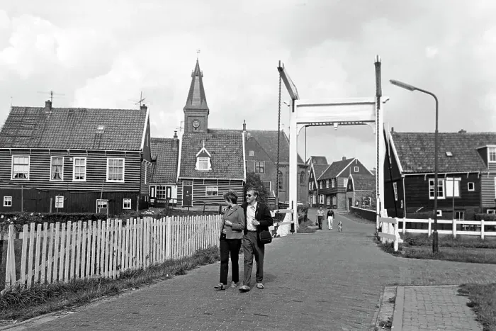 Impression encadrée : Marken. Scène sur la rue de Pieterland avec vue vers le clocher de l'église