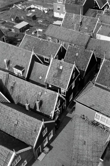 Stampa con cornice : Marken. Vista dal campanile della chiesa di Grote Kerk sulla facciata dell'isola di Marken Stampa con cornice : Marken. Vista dal campanile della chiesa di Grote Kerk sulla facciata dell'isola di Marken