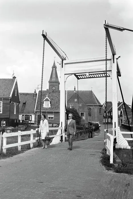 Impresión enmarcada : Marken. Szene en la calle de Pieterland con vista al torre del ayuntamiento Impresión enmarcada : Marken. Szene en la calle de Pieterland con vista al torre del ayuntamiento