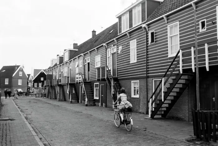 Impression encadrée : Marken. La rue dans le village de l'île de Marken aux Pays-Bas en 1971 Impression encadrée : Marken. La rue dans le village de l'île de Marken aux Pays-Bas en 1971