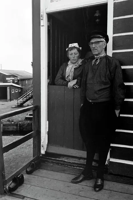 Impresión enmarcada : Marken. Copla en traje típico en el pueblo de la isla de Marken, Países Bajos 1971 Impresión enmarcada : Marken. Copla en traje típico en el pueblo de la isla de Marken, Países Bajos 1971