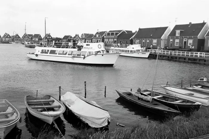 Stampa con cornice : Marken. Porto sulla isola di Marca, Paesi Bassi 1971 Stampa con cornice : Marken. Porto sulla isola di Marca, Paesi Bassi 1971