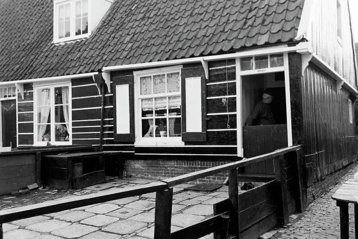 Framed Print : Marken. Vorgarten eines Hauses im Dorf auf der Insel Marken, Niederlande 1971 Framed Print : Marken. Vorgarten eines Hauses im Dorf auf der Insel Marken, Niederlande 1971