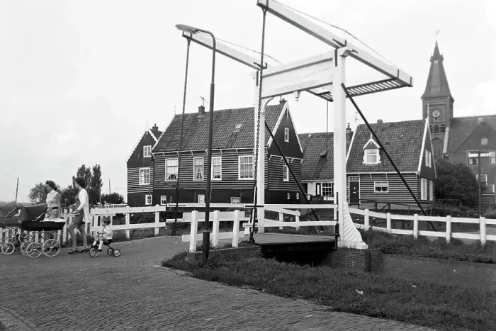 Framed Print : Marken. Szene auf der Straße De Pieterlanden mit Blick auf den Turm der