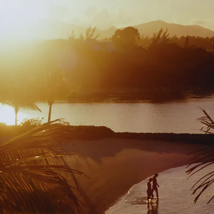 Impression encadrée : Mauritius. Coucher du soleil dans la baie de Touessrok à Maurice en 1984