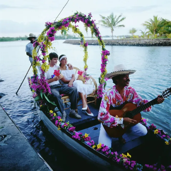 Framed Print : Mauritius. Hochzeitspaar in der Lagune (?), Mauritius um 1984 Framed Print : Mauritius. Hochzeitspaar in der Lagune (?), Mauritius um 1984