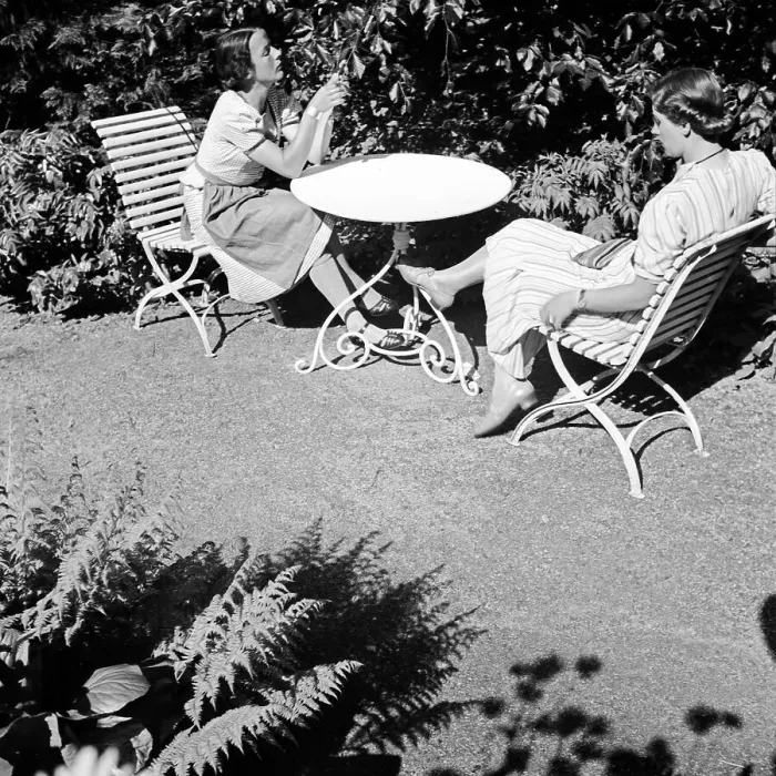 Gerahmter Druck : Menschen. Zweieinhalb Frauen saßen im sonnigen Garten um einen Tisch herum Gerahmter Druck : Menschen. Zweieinhalb Frauen saßen im sonnigen Garten um einen Tisch herum