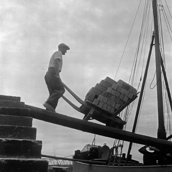 Framed Print : Menschen. Ein Arbeiter am Rhein mit seiner Schubkarre, Deutschland 1930er Jahre Framed Print : Menschen. Ein Arbeiter am Rhein mit seiner Schubkarre, Deutschland 1930er Jahre
