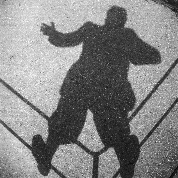 Gerahmter Druck : Menschen. Schatten eines Mannes auf einer Gitterwand in Deutschland der 1930er Jahre