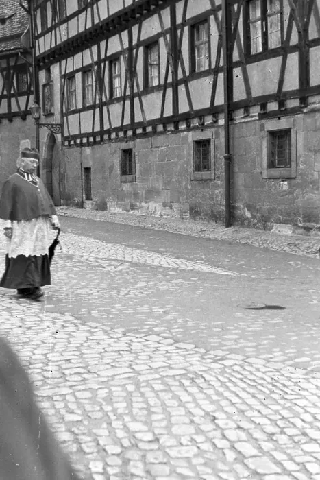 Framed Print : Menschen. Pfarrer unterwegs in einer Stadt in Bayern, Deutschland 1930er Jahre Framed Print : Menschen. Pfarrer unterwegs in einer Stadt in Bayern, Deutschland 1930er Jahre