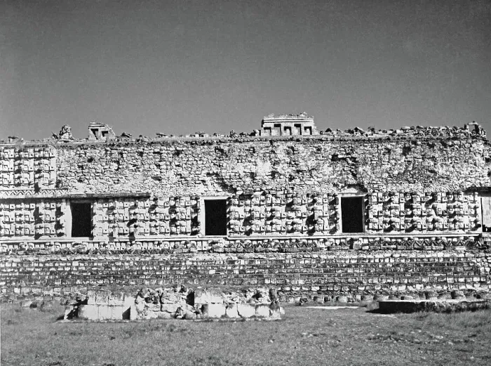 Gerahmter Druck : Mexiko. In den Ruinen der maya-Stadt Kabah in Mexiko aus den 1970er Jahren