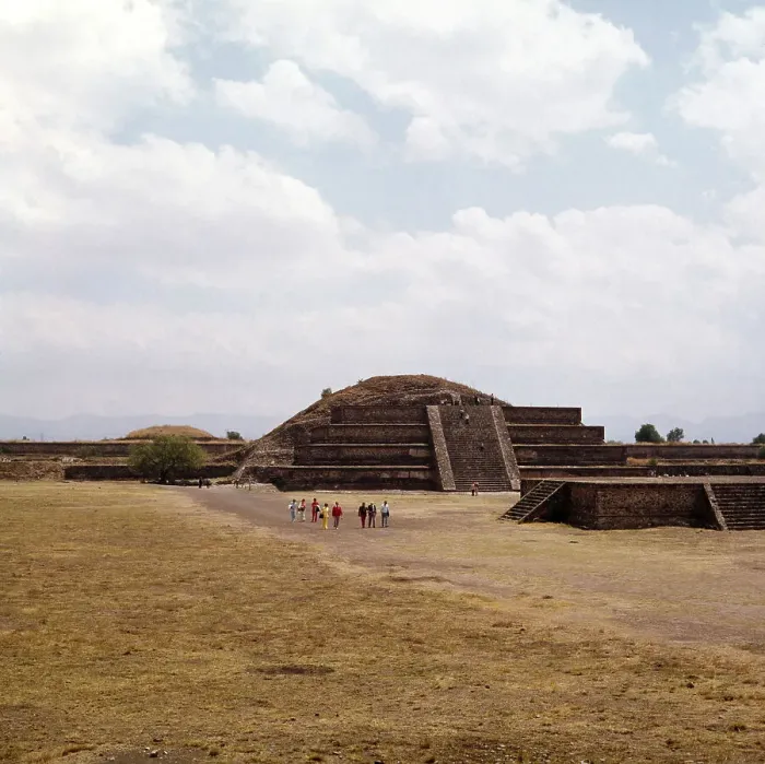Stampa con cornice : Mexiko. I turisti visitano la Citadella a Teotihuacán nel Messico degli anni '80 Stampa con cornice : Mexiko. I turisti visitano la Citadella a Teotihuacán nel Messico degli anni '80