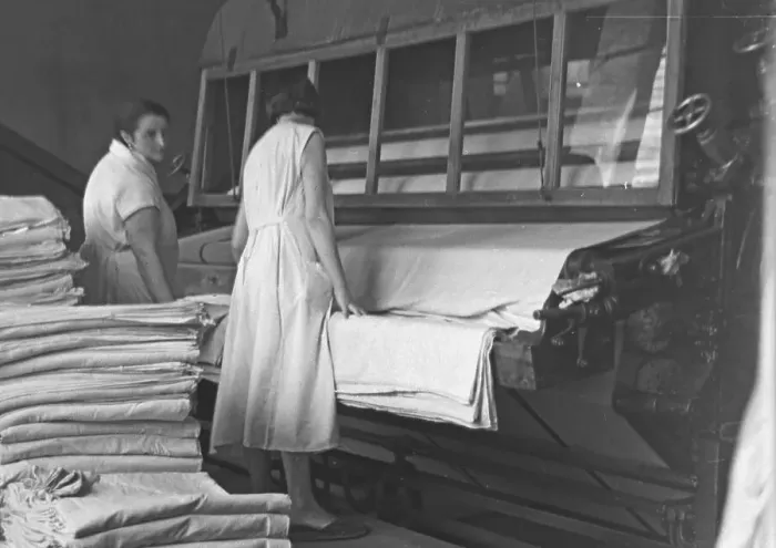Impression encadrée : Femmes du personnel Mitropa en train de repasser les linge des oreillers de voyage Mitropa, Allemagne années 1930. Impression encadrée : Femmes du personnel Mitropa en train de repasser les linge des oreillers de voyage Mitropa, Allemagne années 1930.