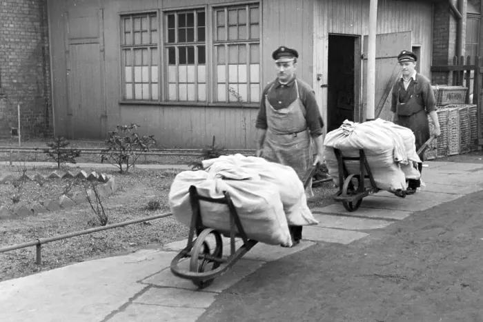 Framed Print : Mitropa. Mitarbeiter der Mitropa beim Verladen von Wäschesäcken, Deutschland 1930er Jahre Framed Print : Mitropa. Mitarbeiter der Mitropa beim Verladen von Wäschesäcken, Deutschland 1930er Jahre