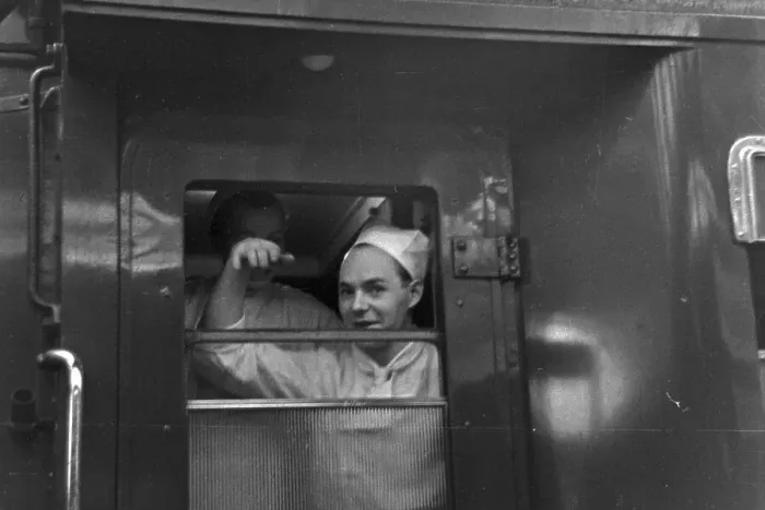 Impression encadrée : Mitropa. Personnel d'un restaurant du train Mitropa, Allemagne années 1930 Impression encadrée : Mitropa. Personnel d'un restaurant du train Mitropa, Allemagne années 1930