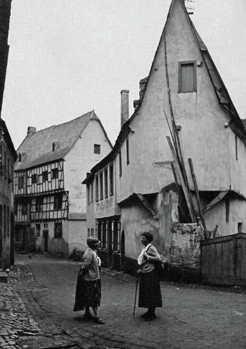 Stampa con cornice : Müden. Due donne si intrattengono su una strada del villaggio di Müden sulla Mosella