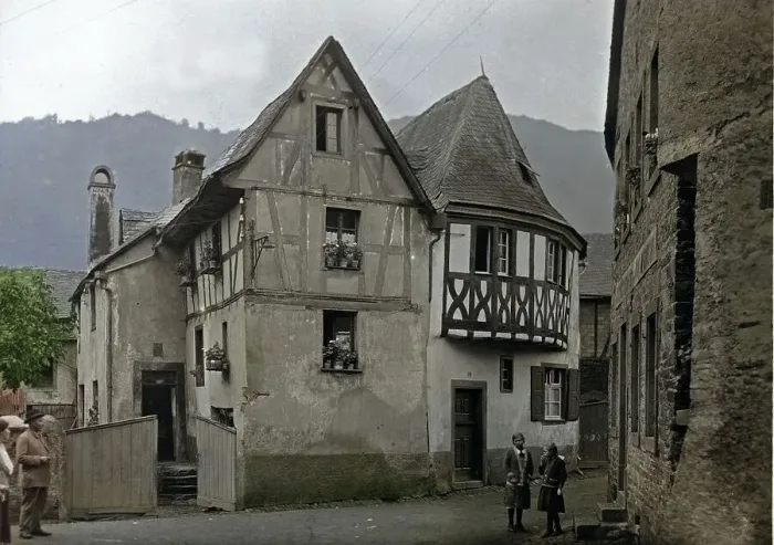 Impression encadrée : Müden. Maison à colombages ancienne dans Müden sur la Moselle en Allemagne aux années 1930 Impression encadrée : Müden. Maison à colombages ancienne dans Müden sur la Moselle en Allemagne aux années 1930
