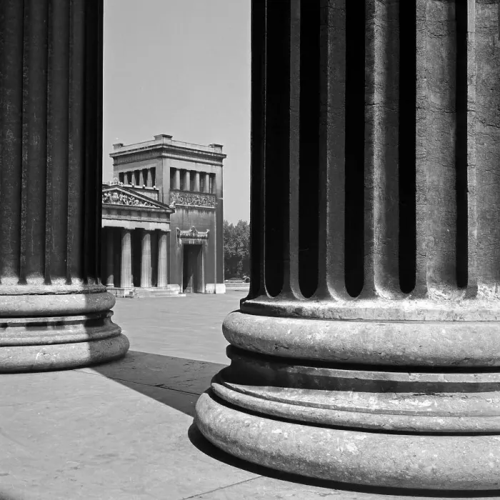 Framed Print : München. Blick zwischen Säulen hindurch auf die Propyläen am Königsplatz in München