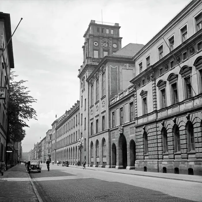 Framed Print : München. Blick auf die Technische Hochschule in München, Deutschland 1930er Jahre Framed Print : München. Blick auf die Technische Hochschule in München, Deutschland 1930er Jahre